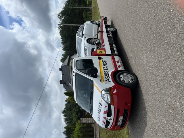 Samochód transportowany na lawecie