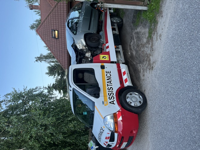 Samochód na lawecie podczas transportu
