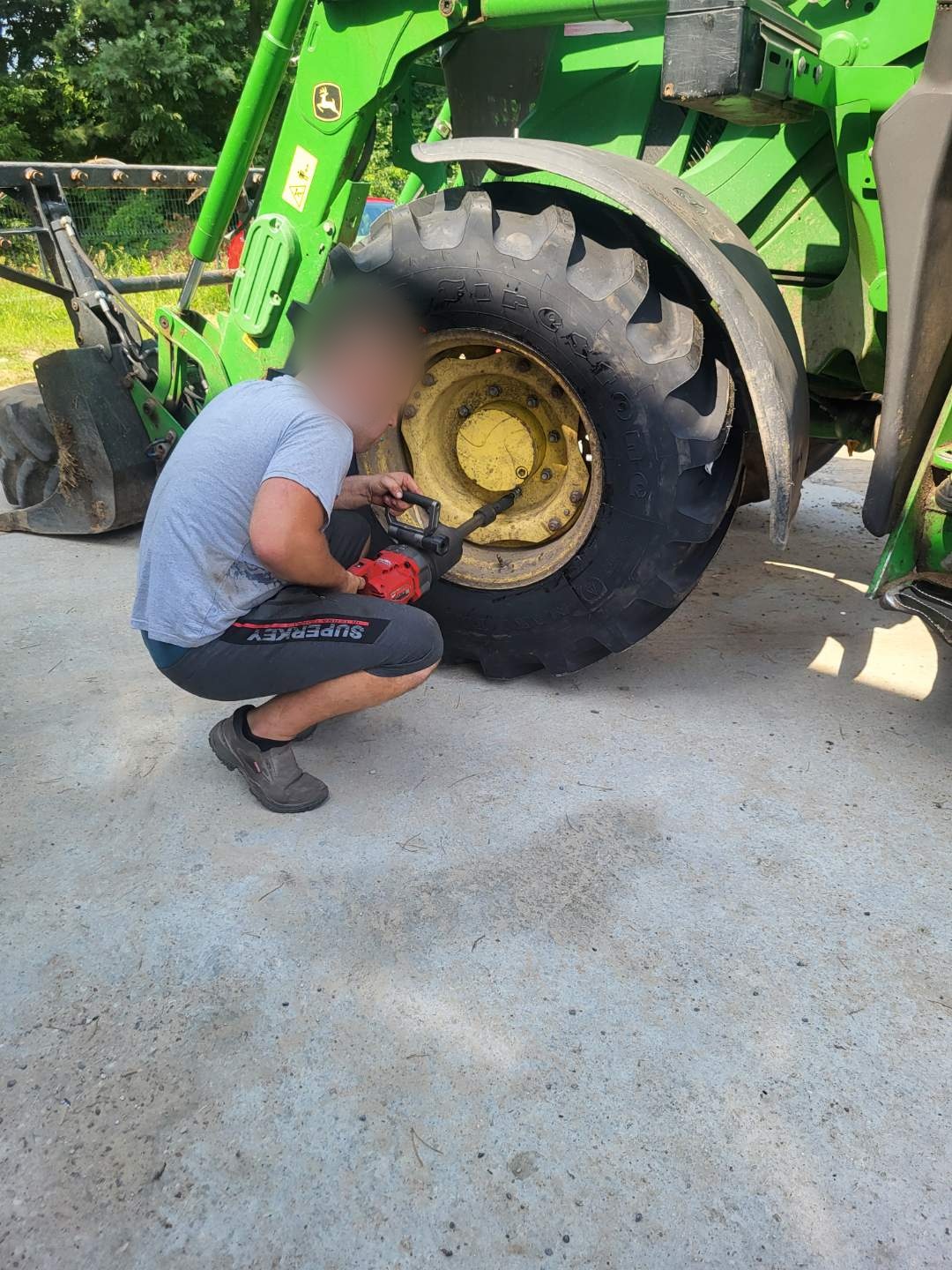Wymiana koła w traktorze rolniczym
